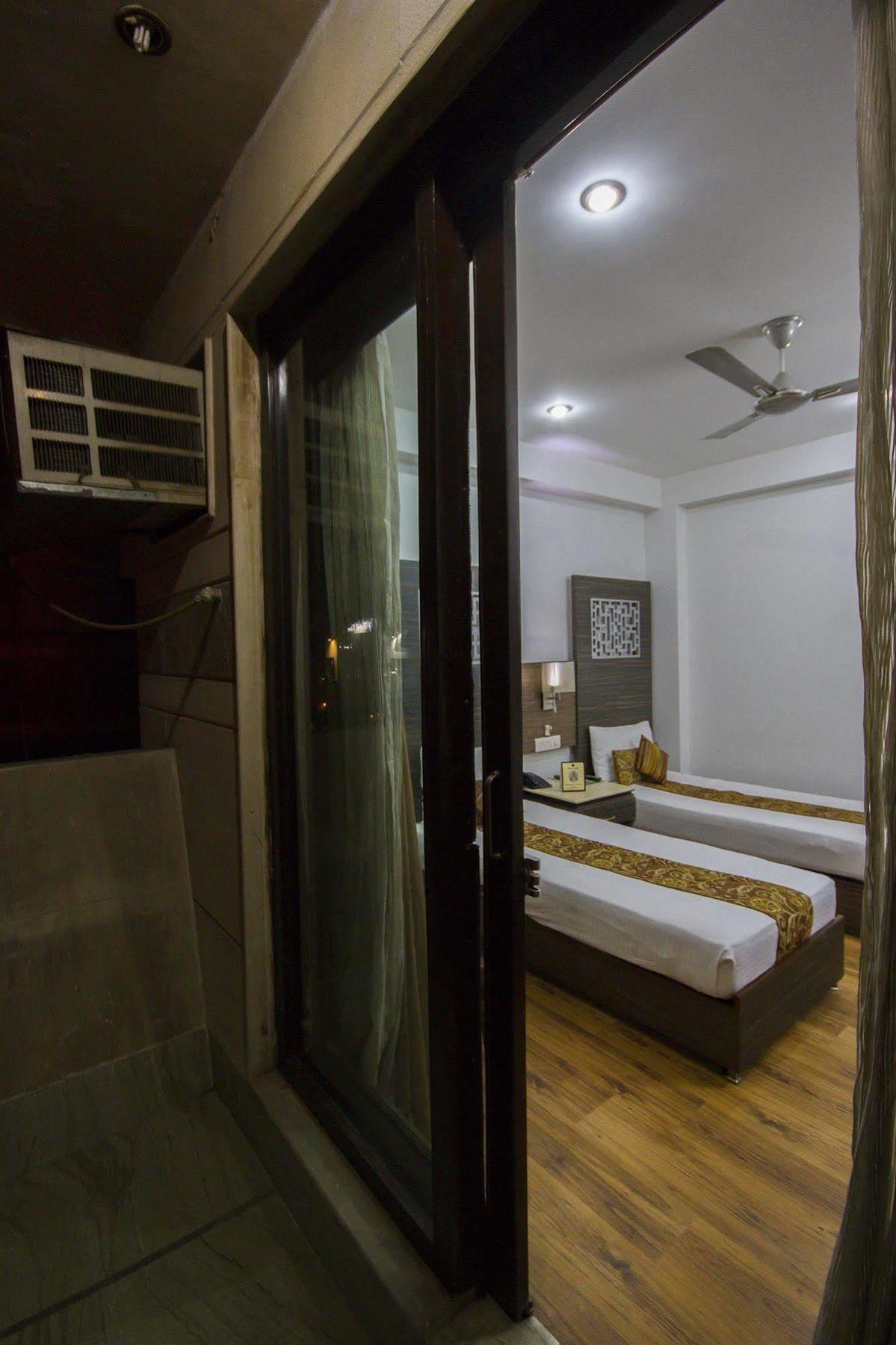 Hotel Sunstar Heights Delhi  Eksteriør billede